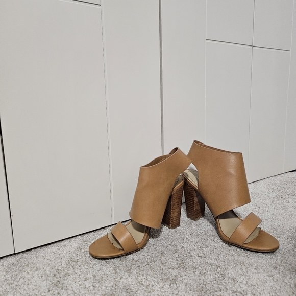 High Heels - Picture 3 of 3